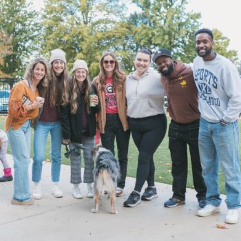 ý Alumni gather at Homecoming Events near campus.