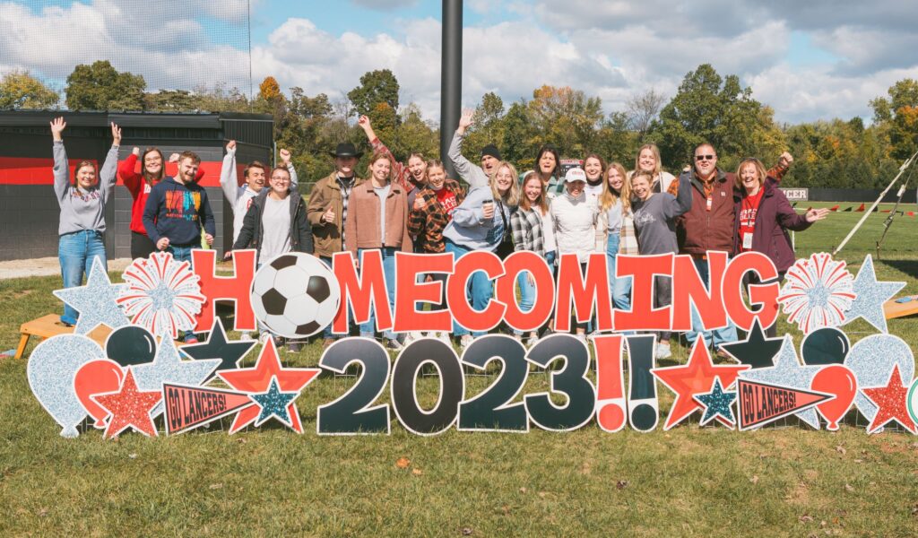 ý students, Alumni, and community celebrating ý Homecoming 2023